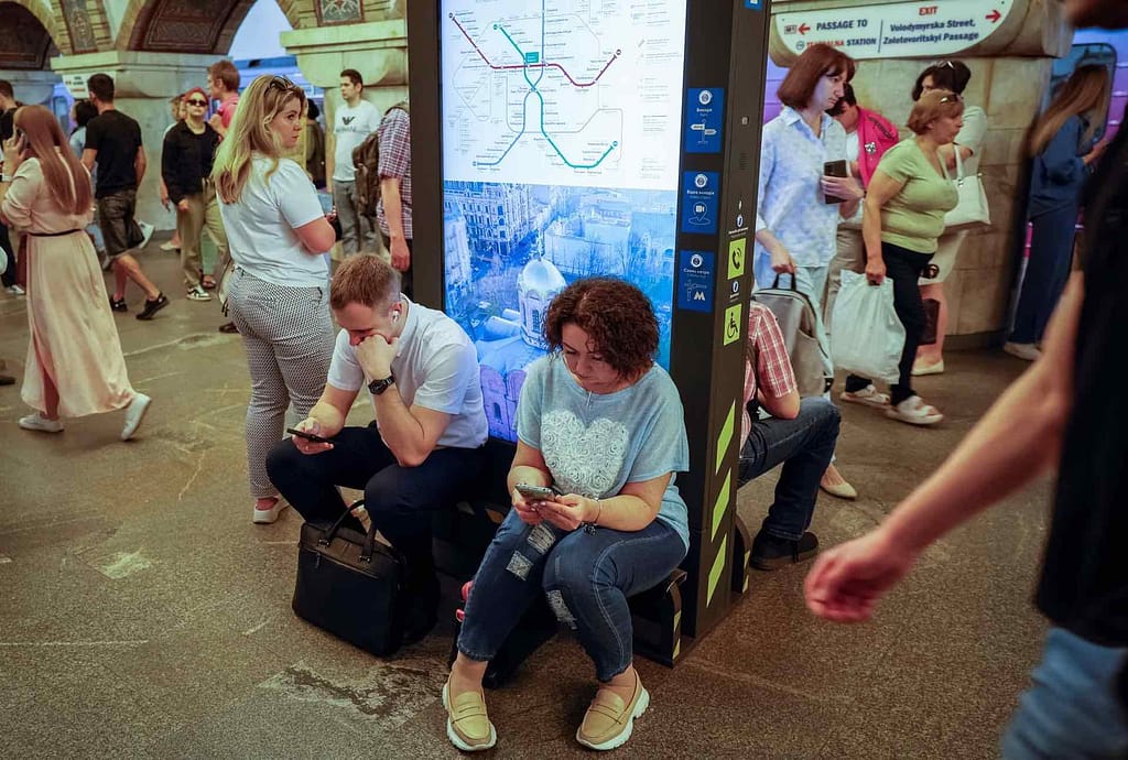 İnsanlar, Rusya'nın Ukrayna'ya yönelik saldırısı sırasında Kyiv/Ukrayna'da bir hava saldırısı alarmı esnasında bir metro istasyonunda sığınırken, 1 Haziran 2023. REUTERS/Alina Smutko.